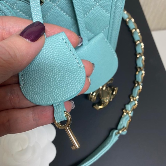 Chanel Vanity Case Tiffany color caviar bag - Picture 15 of 16